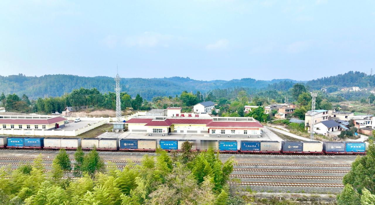 燕连铁路接入全国铁路网，四川物流从此"一票直达"
7月21日，一声汽笛长鸣，载着