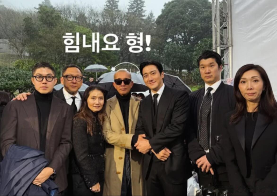 崔始源具俊晔合照崔始源和具俊晔拍合照，跨国赶来只为送别。崔始源和具俊晔握手