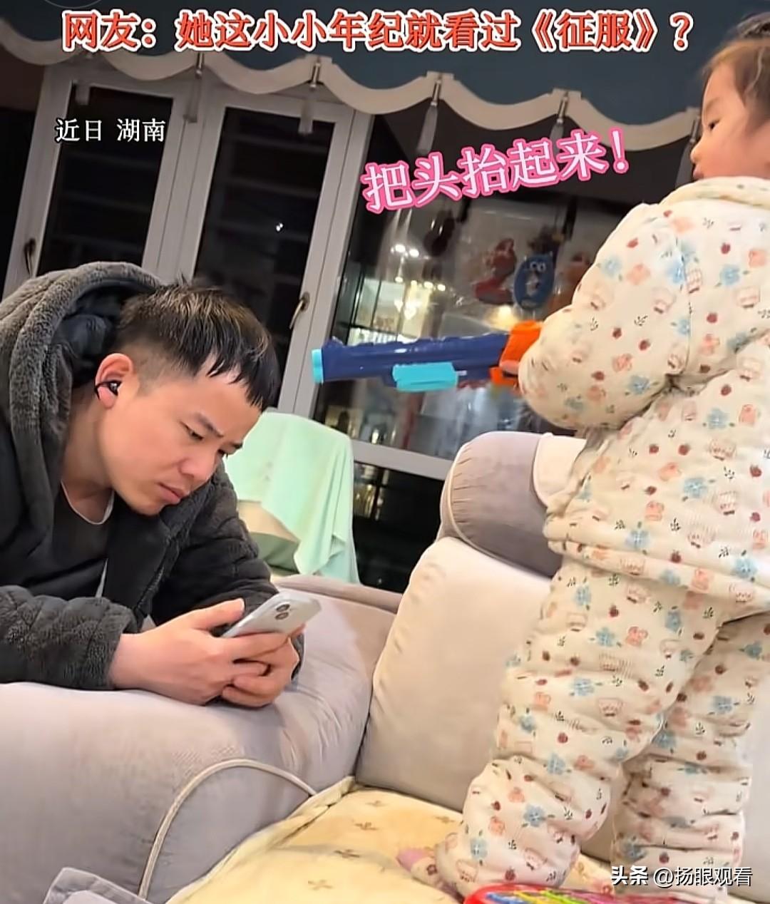 谁教她这么凶的啊😂
 
湖南萌娃也太会了！
对着爸爸奶凶奶凶喊：
爸爸！你把头