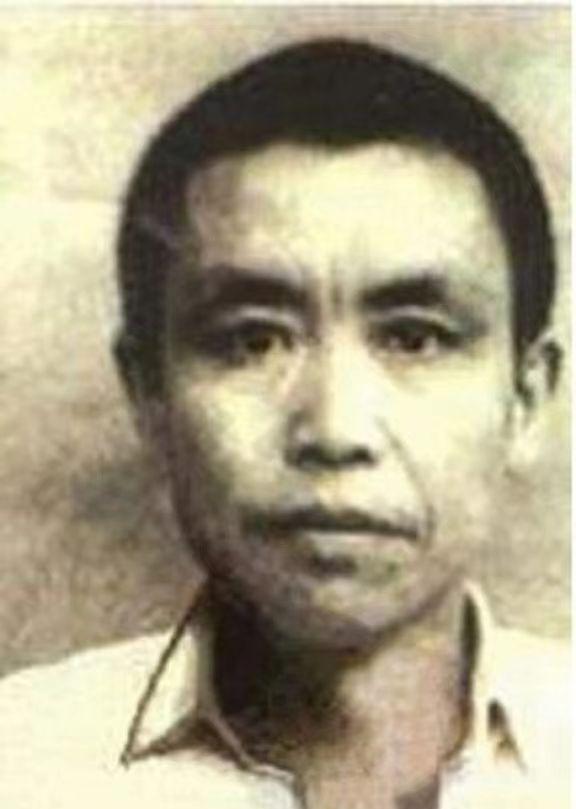 90年代南阳，一场荒诞至极的“称帝”大戏竟在现实中拉开帷幕，村干部俯首称臣，这究