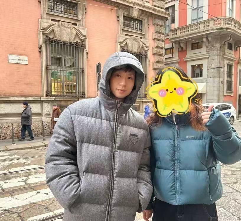 米兰街头偶遇马龙 新鲜龙队闪现！街头与球迷合影超有耐心，清爽笑容点亮异国街道。 