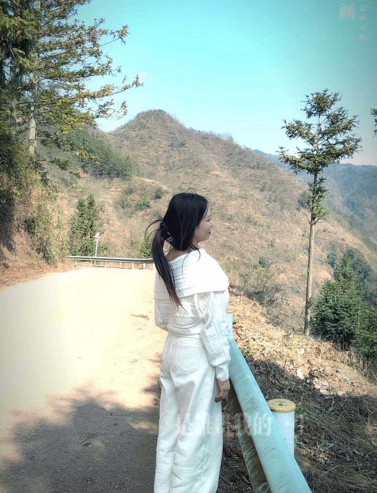 花会开，人会好，事会顺，只想把自己养的越来越快乐 ，越来越平静， 其它的 都不太