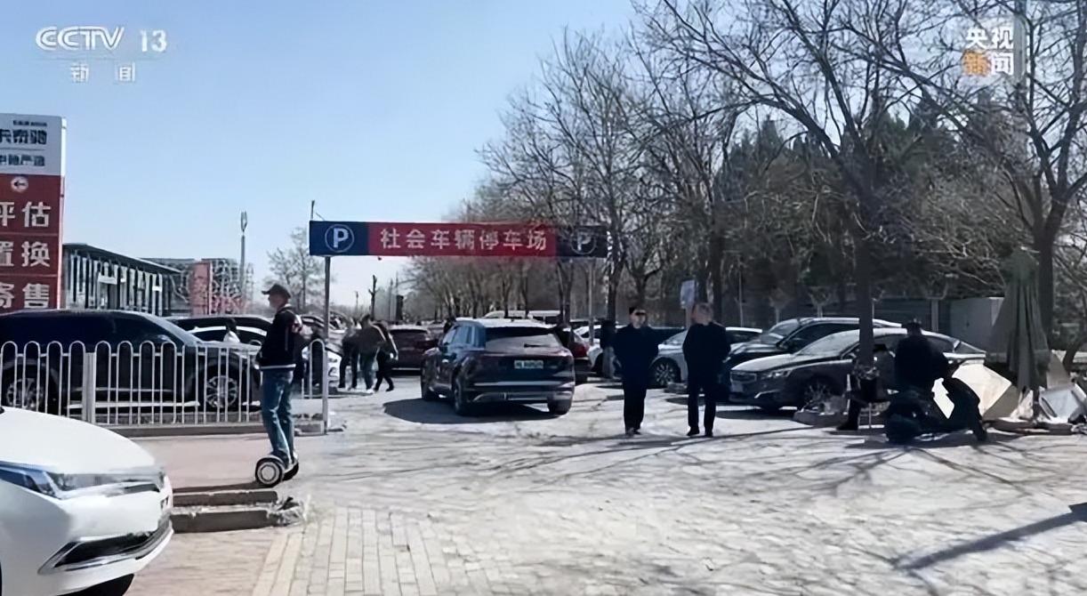 《焦点访谈》这回算是捅到马蜂窝了，把北京二手车市场的遮羞布，全撕下来了。这帮车贩