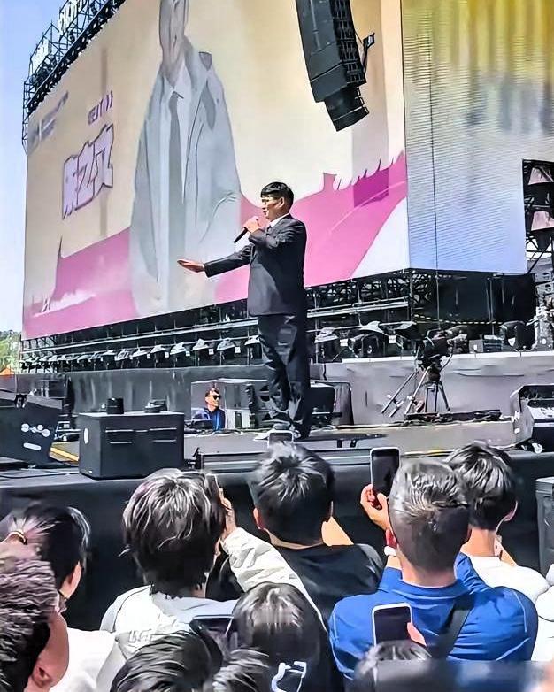 都以为大衣哥是去摇滚音乐节救场的。内部人爆出来：十多天前合同就签了，20分钟，1