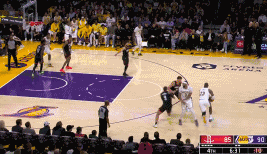 詹姆斯经典重扣，打停火箭
北京时间11月20日，湖人与火箭的比赛进行至末节6分2