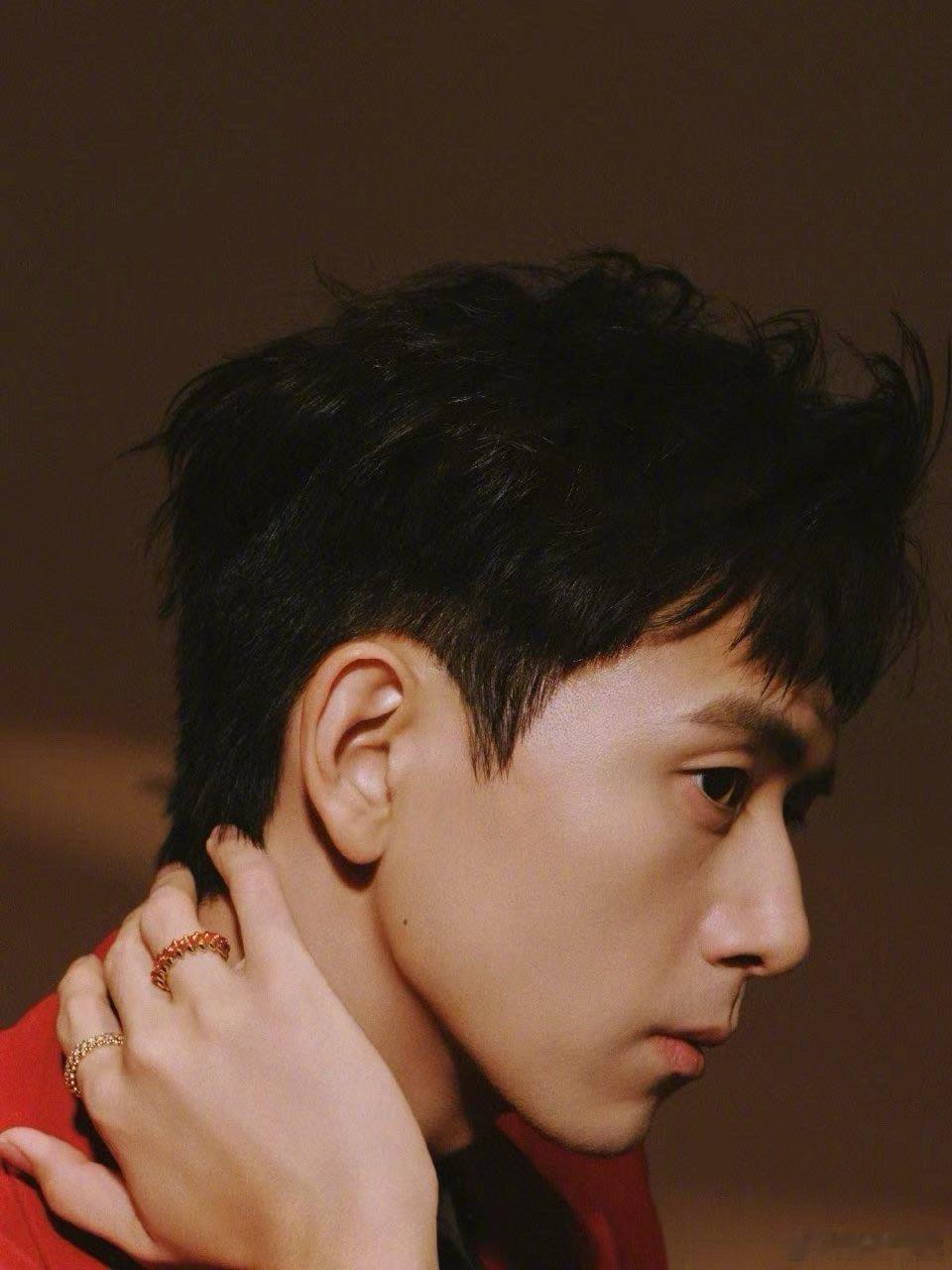 路人对李现的春晚评价 被路人评论笑到，说“李现和汪苏泷同框就是反差萌名场面”，一