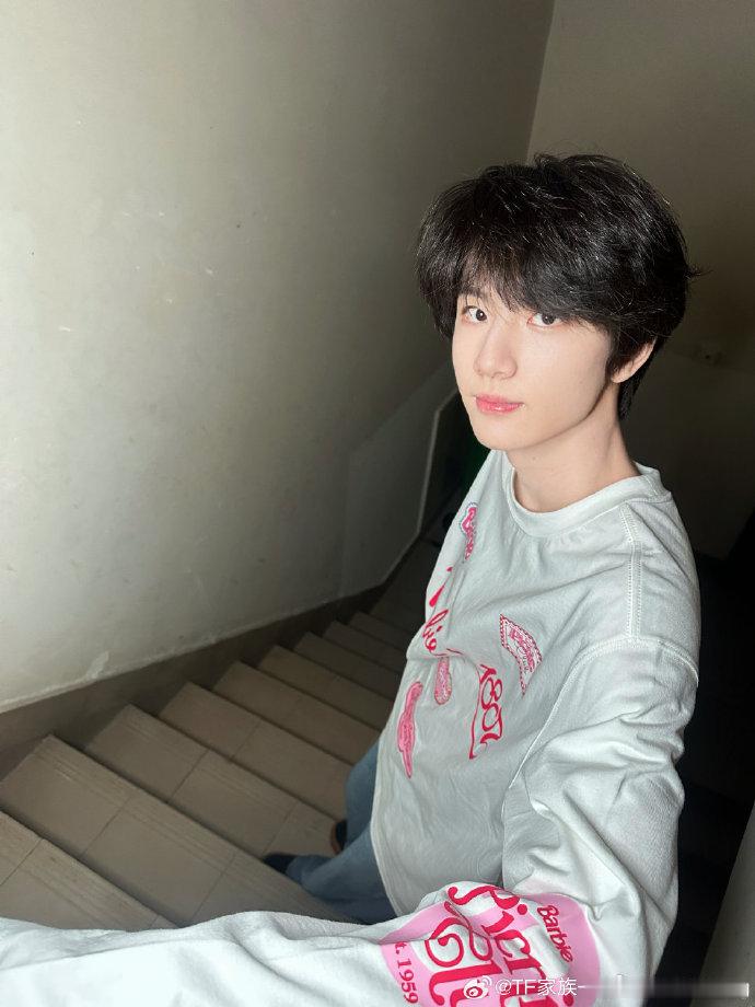 李煜东TF运动会饭撒TF家族运动会直播谁看 TF 运动会直播不沦陷，李煜东随性哼