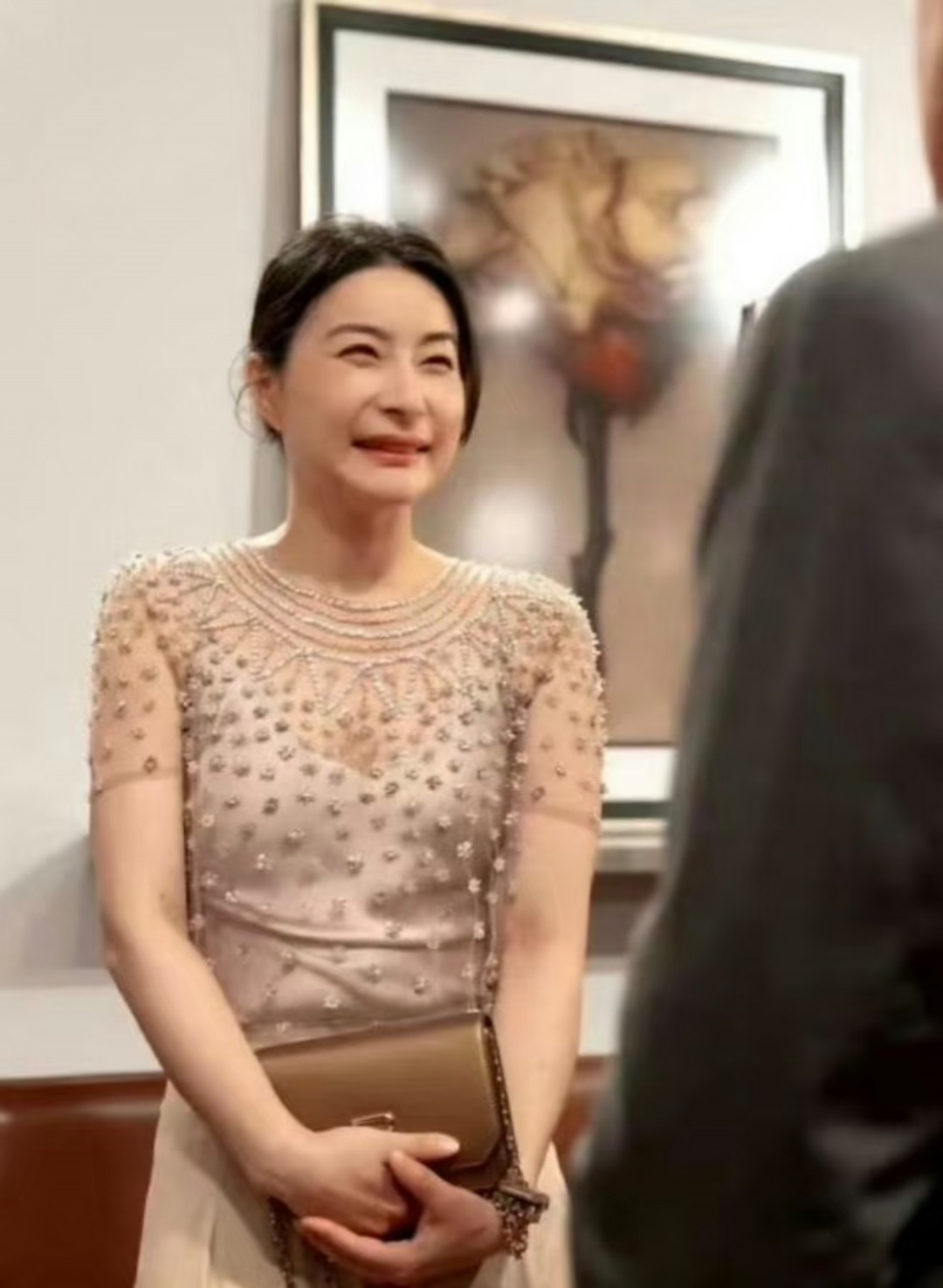 郭晶晶的面相是少见的大富福相，五官大气美得国泰民安，给人的感觉却很亲切。 