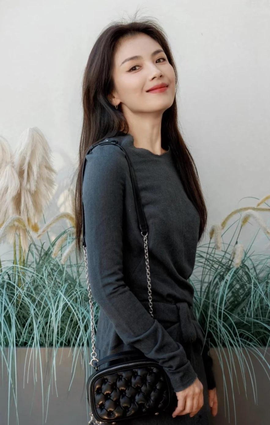 刘涛平时穿得挺自然的，看着特别舒服，照样很美！