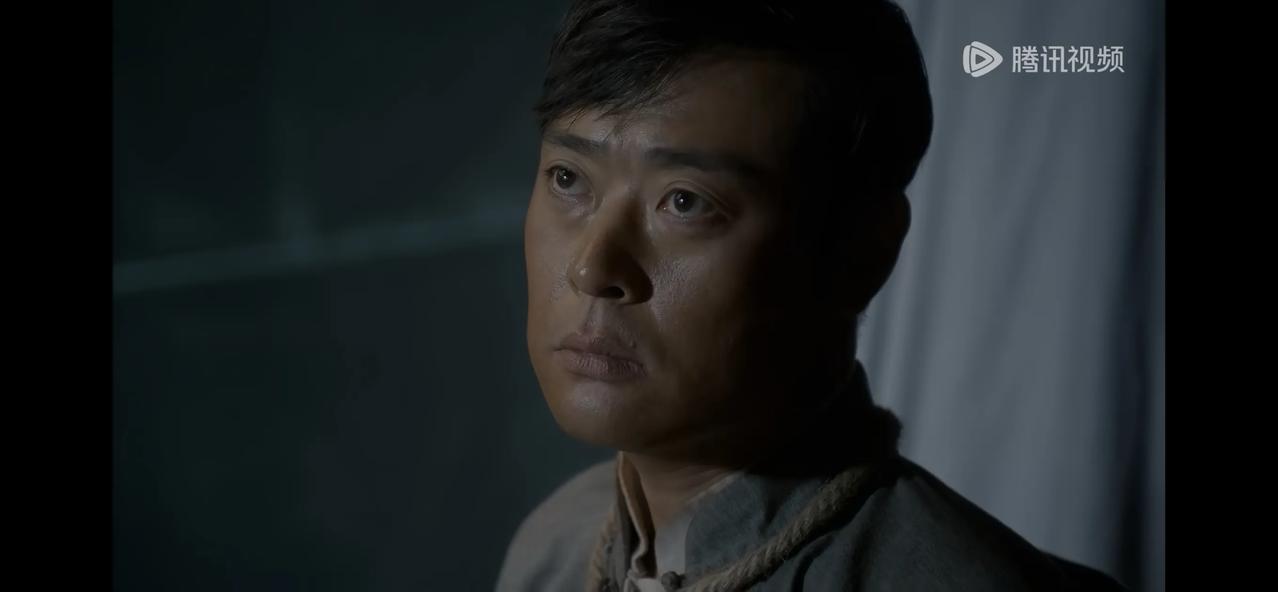 李智信装扮成保洁进入舞池，邓向群愣了一下，扭过头离开，李智信刚想跟出来，被人从后