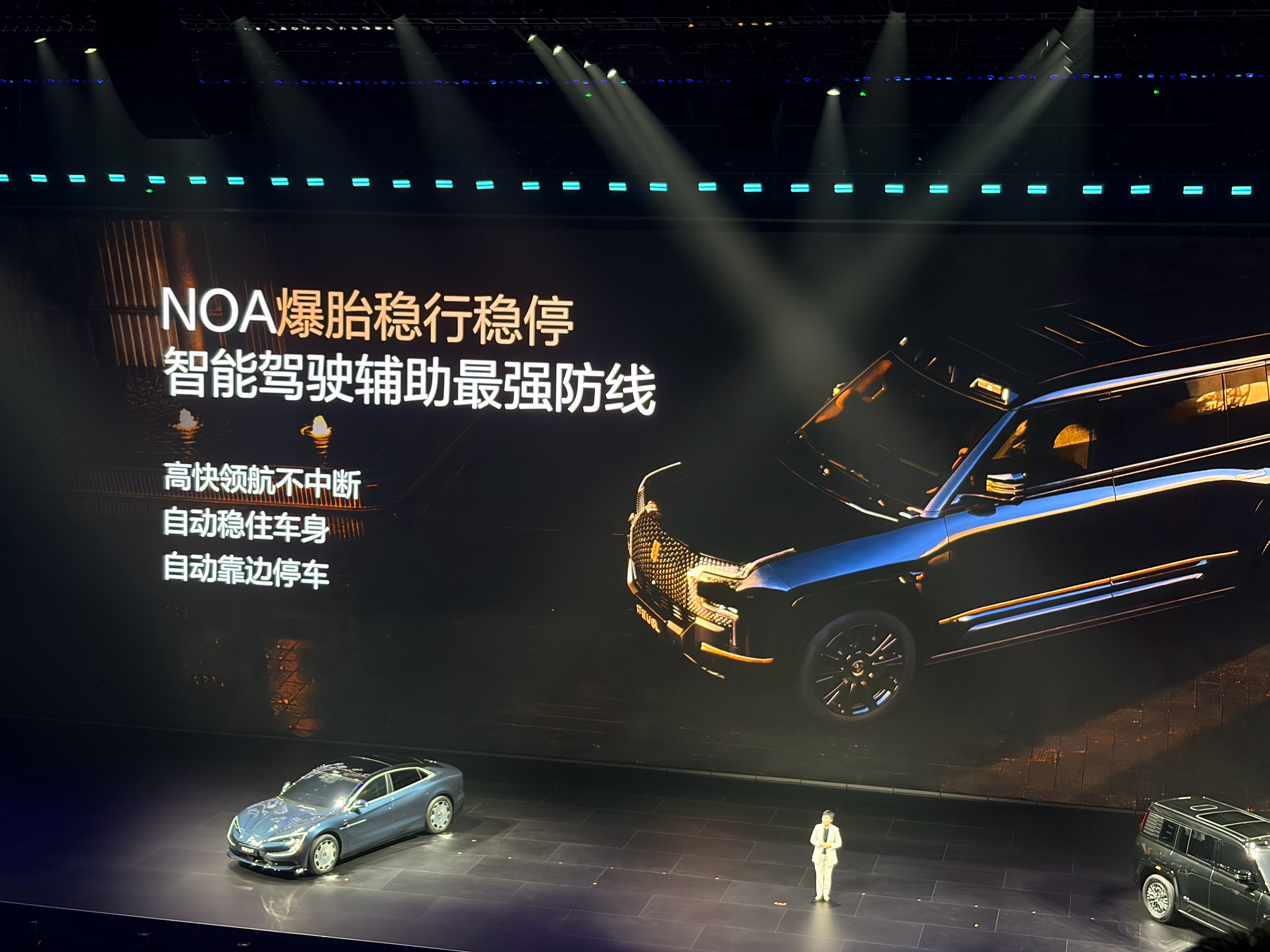 璇玑架构带来的整车智能联动，才有可能实现仰望U8L这种NOA稳行稳停。因为要联动