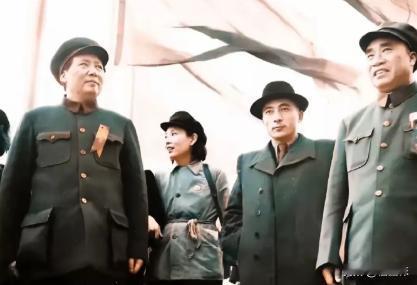 这是开国大典上天安门城楼前，毛主席与朱老总亲切交谈时的一张珍贵合影，毛主席和朱老