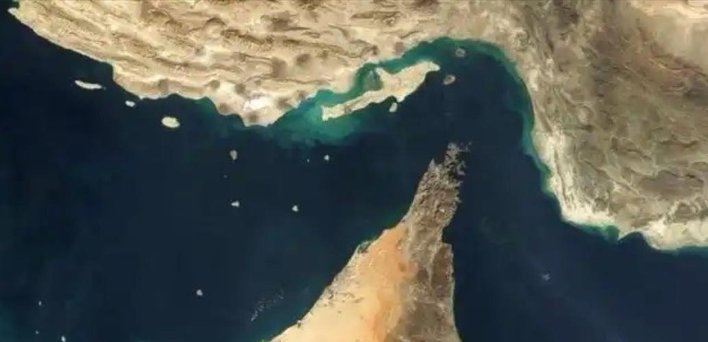 地狱航道！霍尔木兹海峡变海上炼狱，2万海员被困50天：头顶导弹、断水断粮、无人救