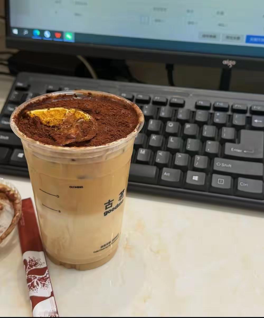 手里有粮和没粮的家庭，过起来完全是两种日子。

同事A每天雷打不动要买杯奶茶或咖