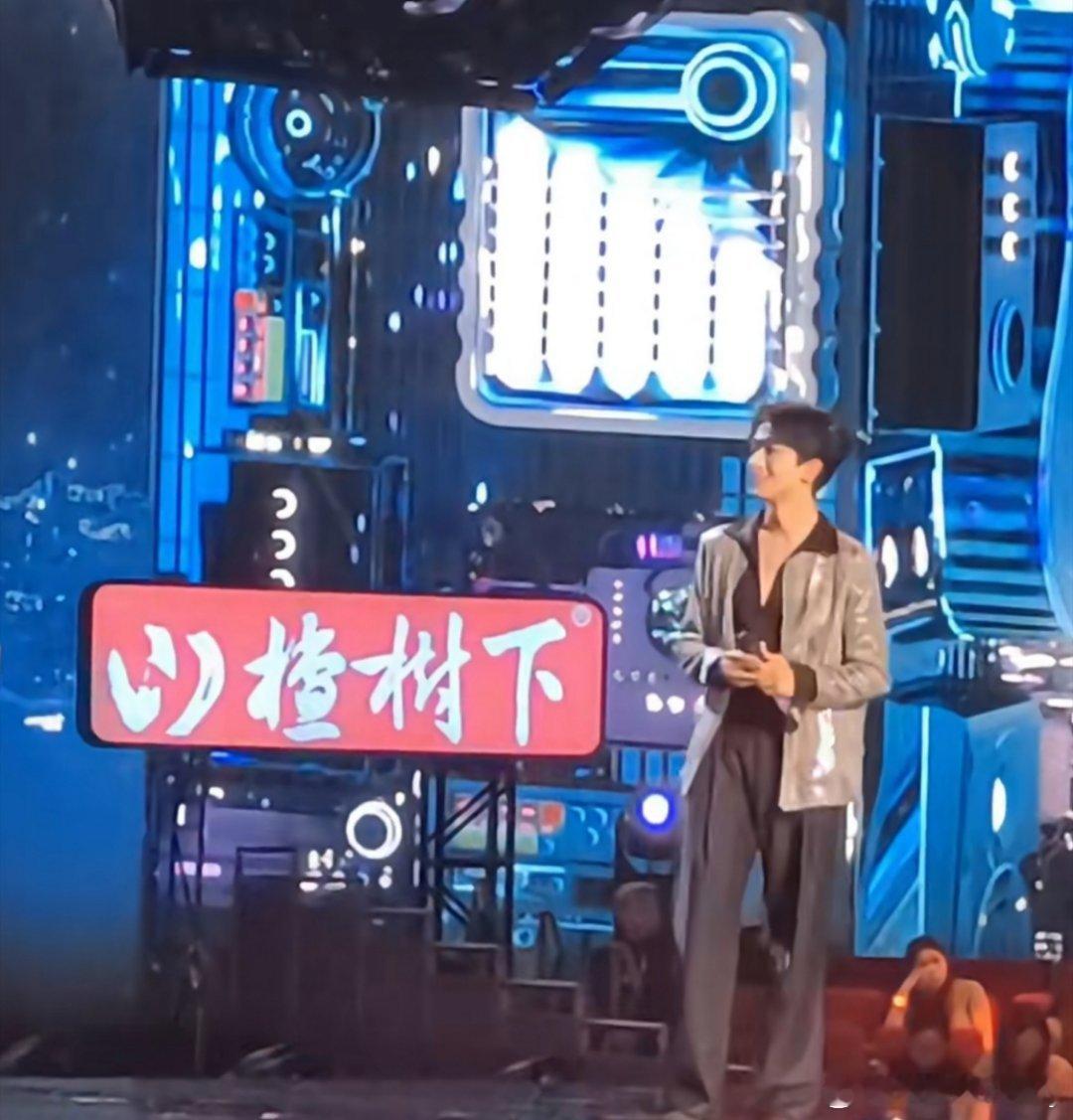 #与黄子弘凡相约山楂树下#   黄子和山楂树下缘分妙不可言恭喜黄子弘凡成为山楂树