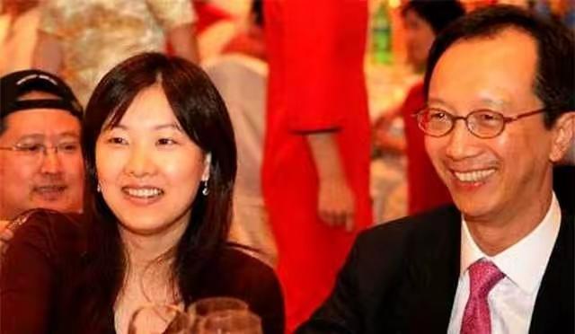 梁锦松这人，真不是那种靠家里有钱才混出来的阔少。

1996年，花旗银行开给他2