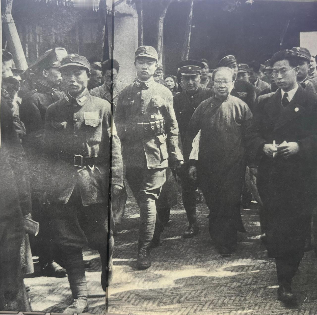 下图是陈璧君被押赴法庭时的一张抓拍照，照片被拍摄时间是1946年4月16日。此时