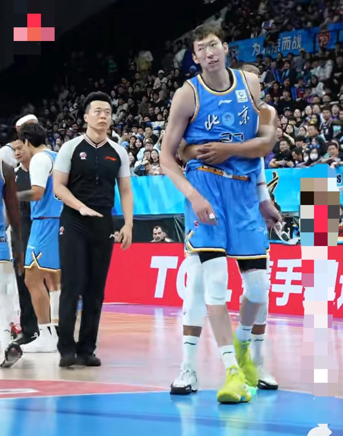 山东高速把大魔王周琦快折磨死了！
昨晚，北京北汽和高速男篮一战，周琦被彻底打回原