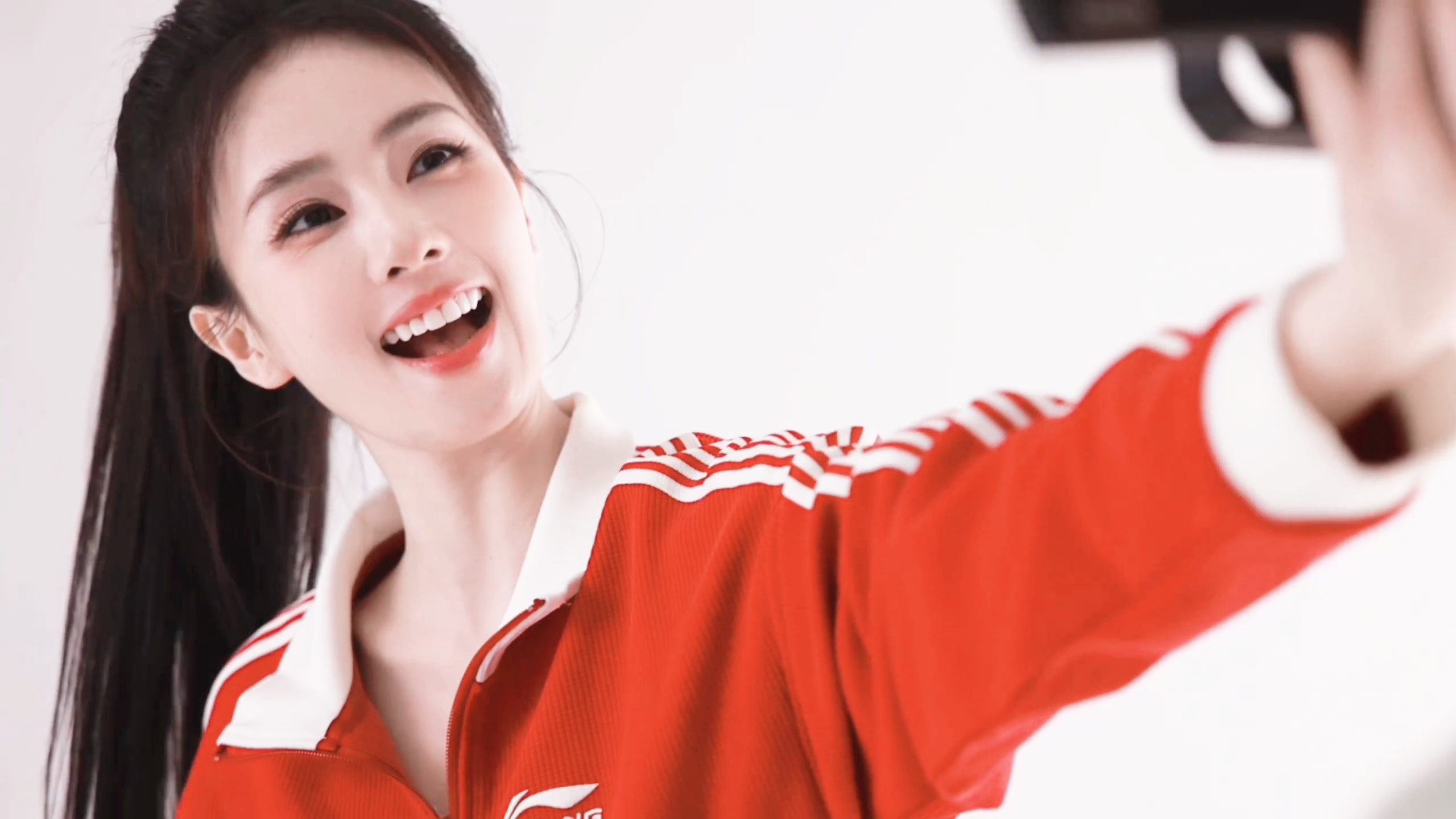 她的笑真的好甜白鹿