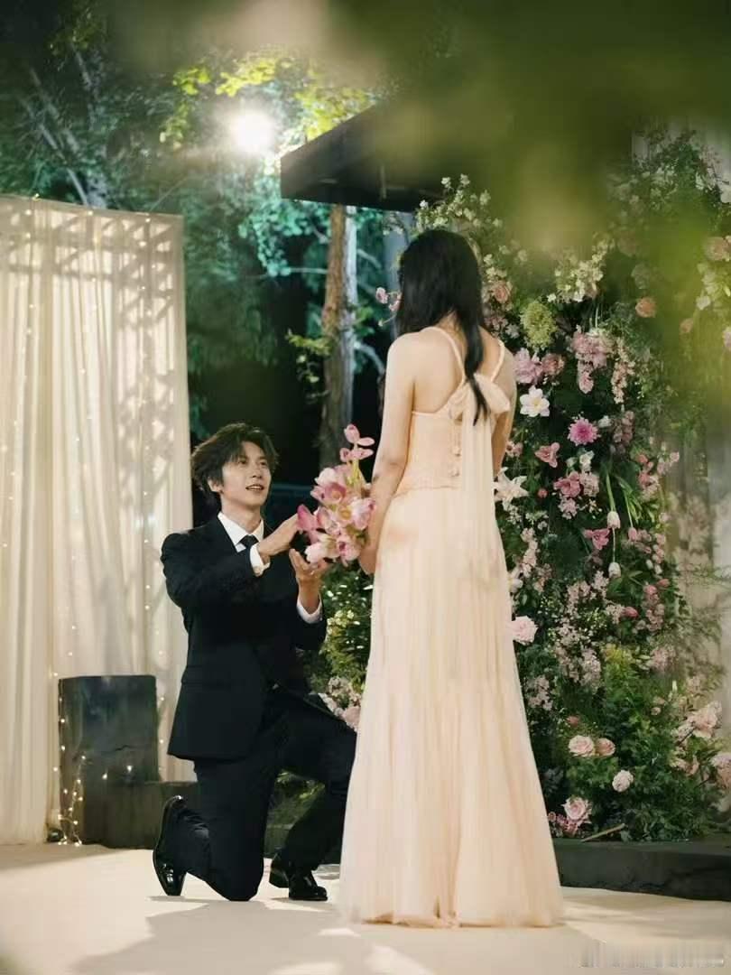 杨丞琳发文恭喜侯卓成杨汝晴杨丞琳恭喜侯卓成求婚杨汝晴始于心动终于白首，杨丞琳见证
