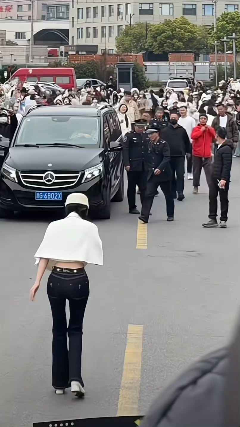 云初令最后一天上班朝粉丝鞠躬的欣儿🥺🥲虞书欣向粉丝鞠躬