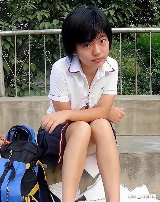 关于天才美女作家蒋方舟，网友这首打油诗总结的太到位了：
当年囡囡学语时，
南方一