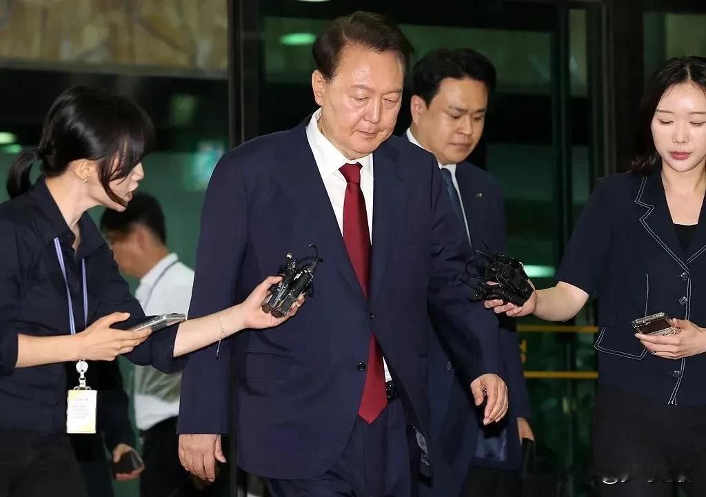 尹锡悦再创历史，韩国当第一人真是太危险了
韩国第一人如果想安稳退休真的太不容易了