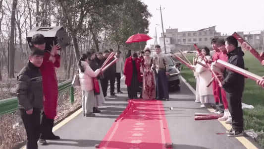 发视频的人说，男子是红包没有要到，他就来了一段这样子的助兴。
新娘新郎好似没有受