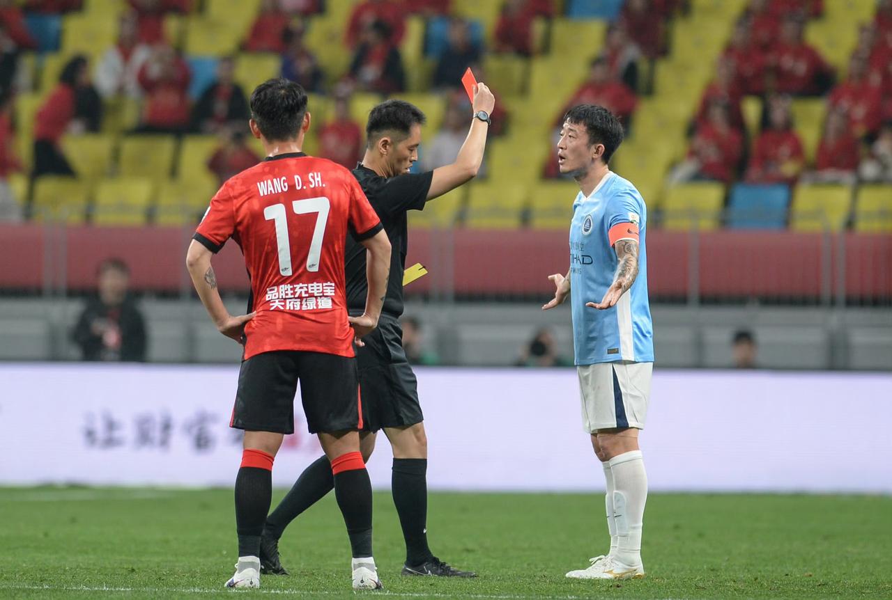 中超揭幕战，成都蓉城落后一球连追5球逆转，击败了深圳新鹏城。姜至鹏作为深圳队长，