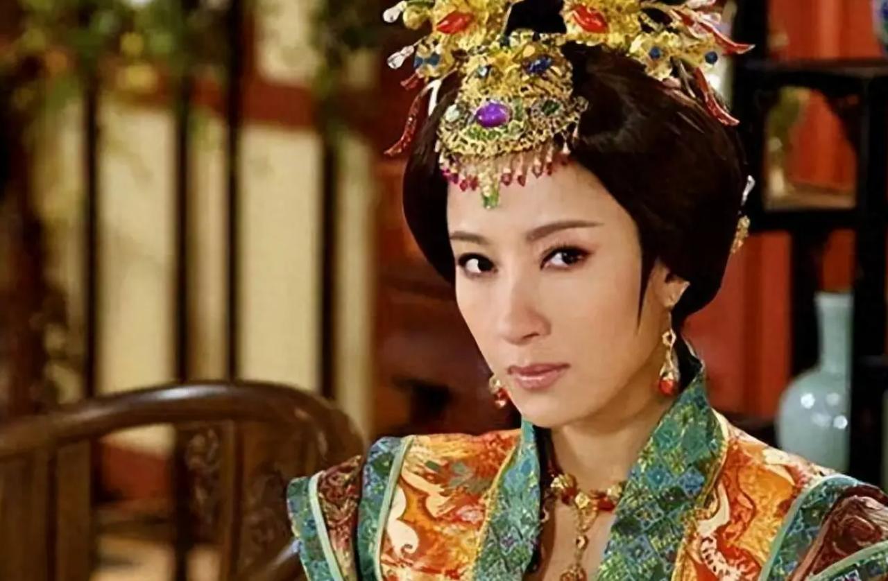 1462年，15岁的太子朱见深正在洗澡时，从小照顾他的乳娘进来加水，朱见深见状，