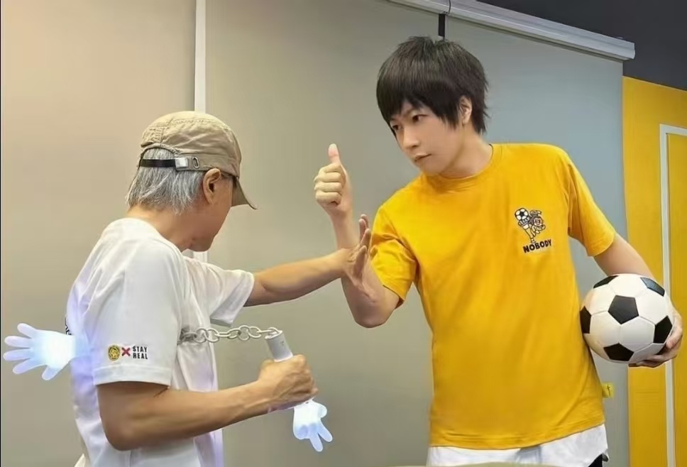 周星驰晒和周杰伦阿信合影一代人青春双向奔赴，功夫遇上音乐，25年后少林足球续作《