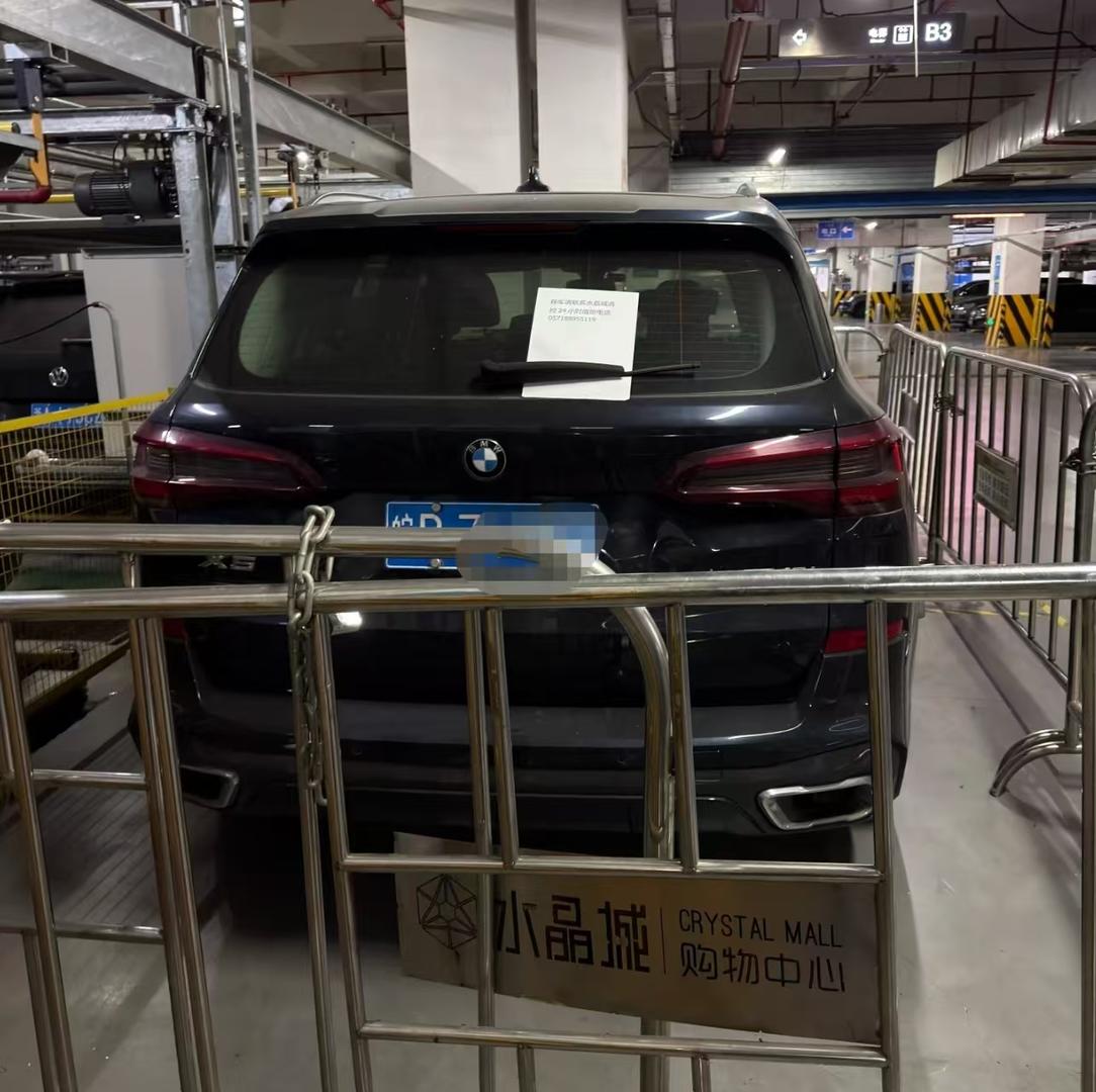 宝马车在杭州一商场停8101小时费用16900元 商场：派出所联系上车主但其没来处理