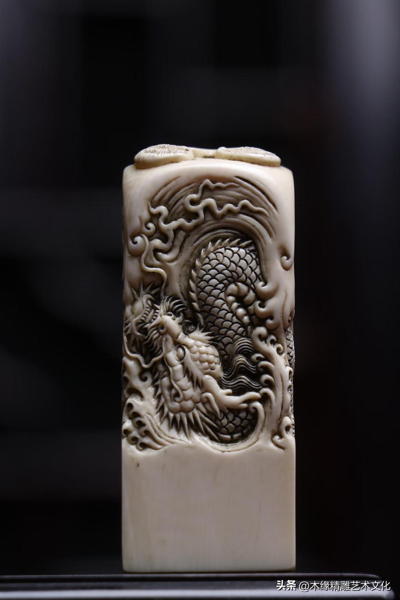 有些印章，刻的是名字；有些印章，刻的是气象。

猛犸温润如玉，历经岁月沉淀。匠人