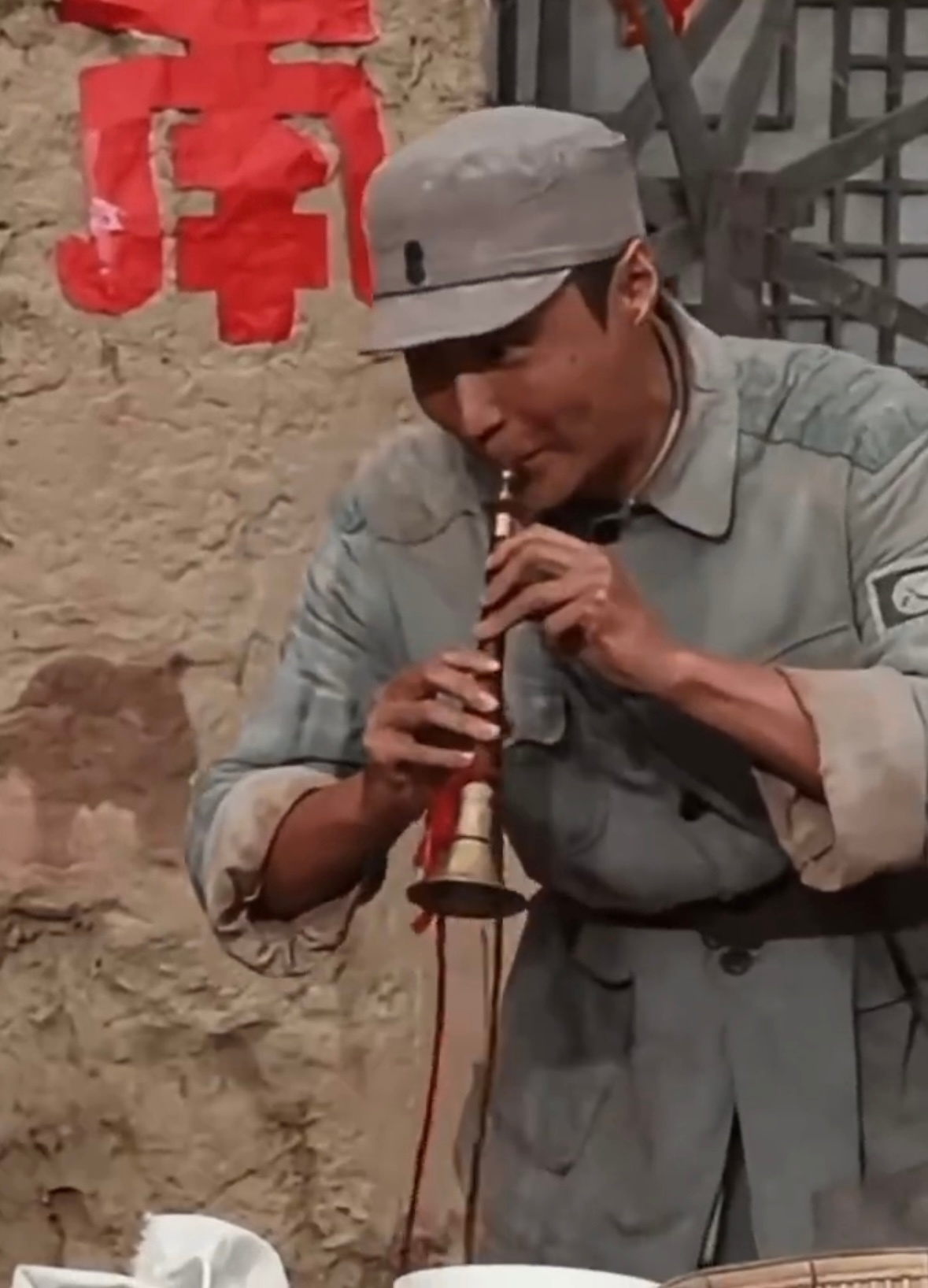 张艺兴片场被小朋友围着转电影绽放张艺兴是孩子王片场小花絮展现张艺兴温柔接地气的一