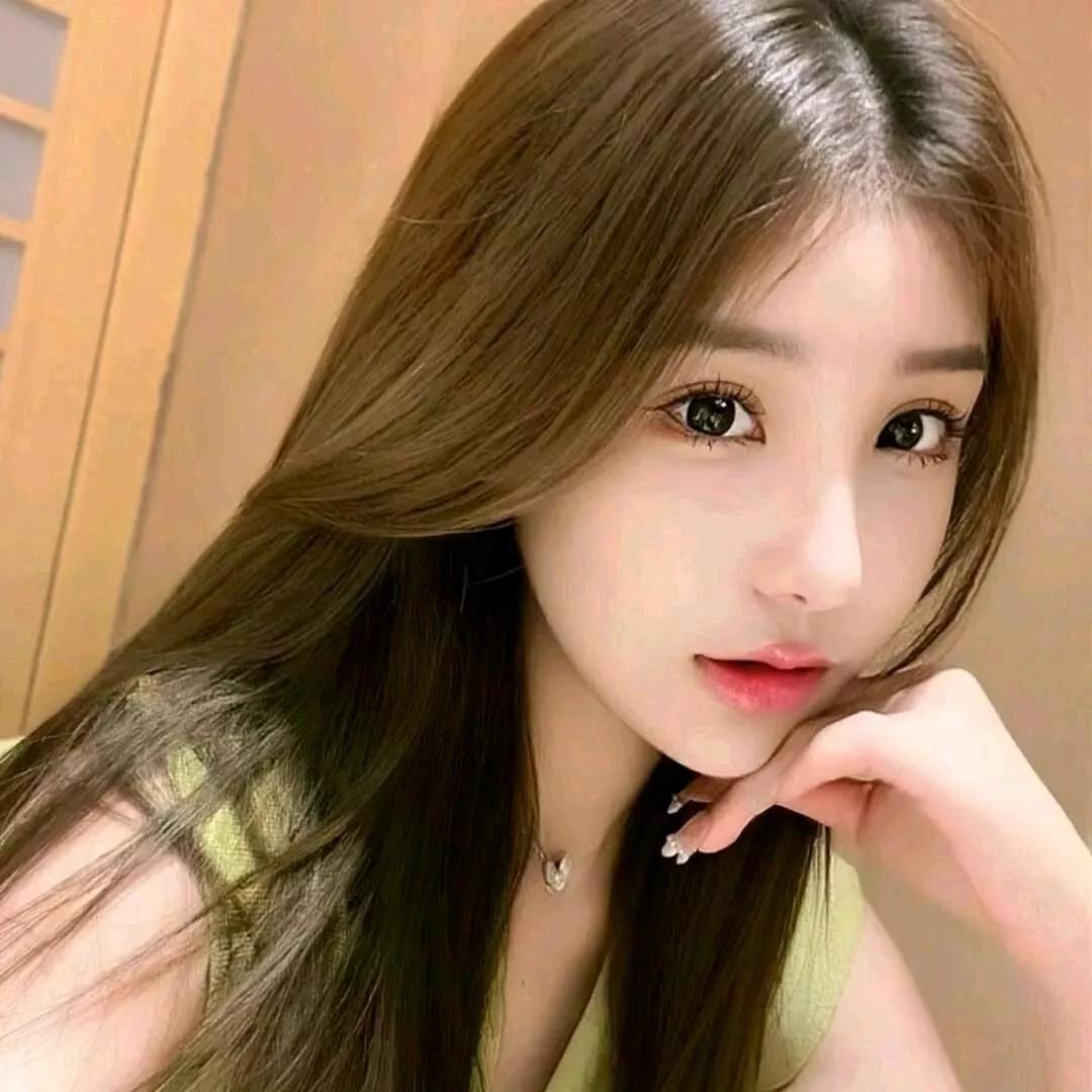 元气少女甜美自拍，微笑中透着可爱✨