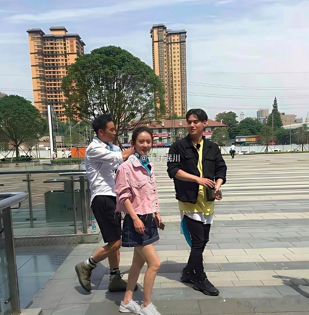 路人拍摄下无美颜无滤镜的赵丽颖彭于晏 你觉得状态如何呢 