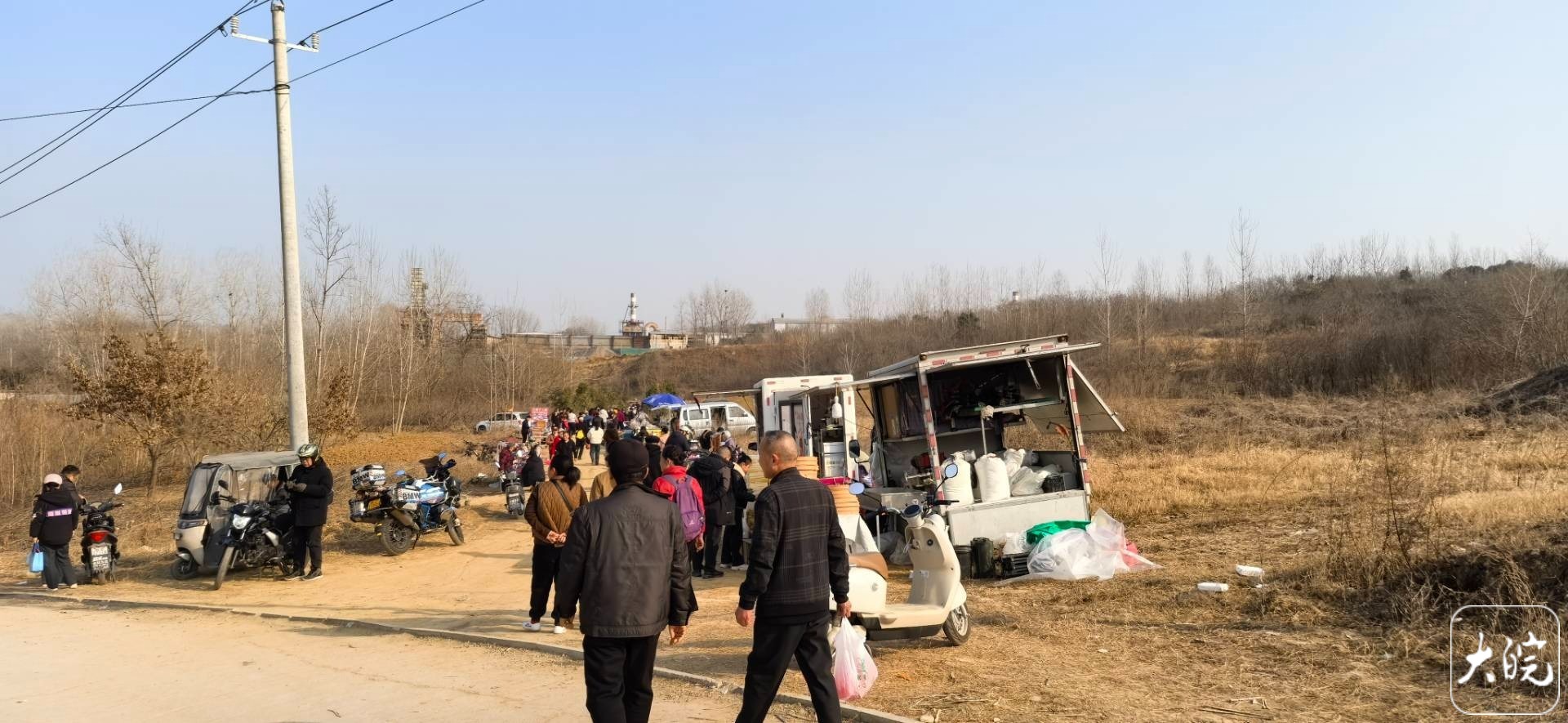 群众来看泉眼像赶集，当地派志愿者维护秩序