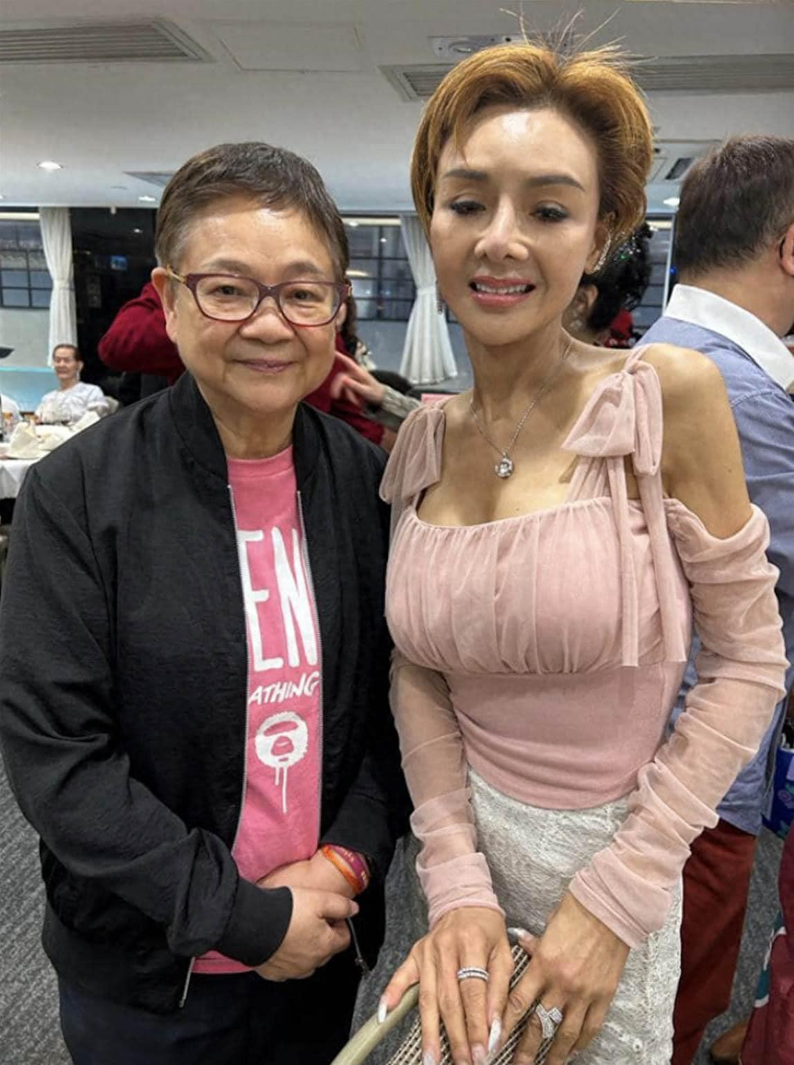 她是香港很出名女演员，拍过很多经典电影，以前的身材真的非常出众，她今年都已经57