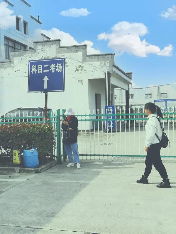 驾考科目一你们刷题刷多久才去考? 考驾照时，科目一刷题时间因人而异。有人是短期突