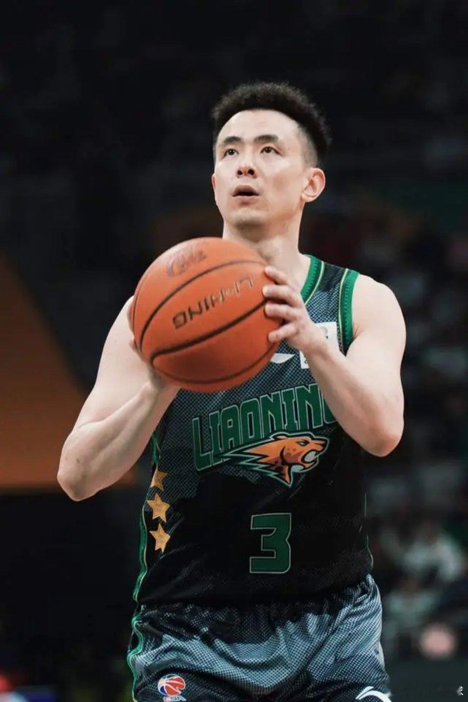 辽宁男篮官宣，赵继伟复出！主心骨算是回来了，很显然近期两连败球队有些战绩压力了，