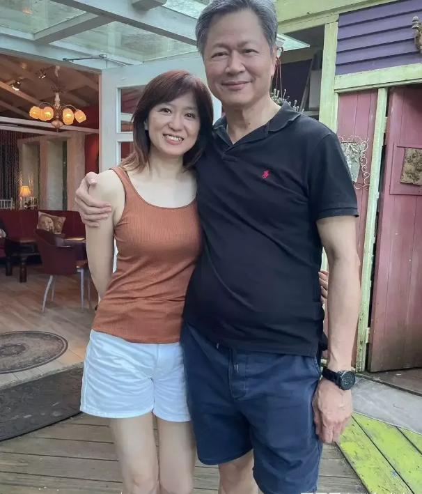 赖岳谦教授因性格不合，和前妻离婚，之后被父母和兄弟姐妹轮番催婚。他一心扑在工作上