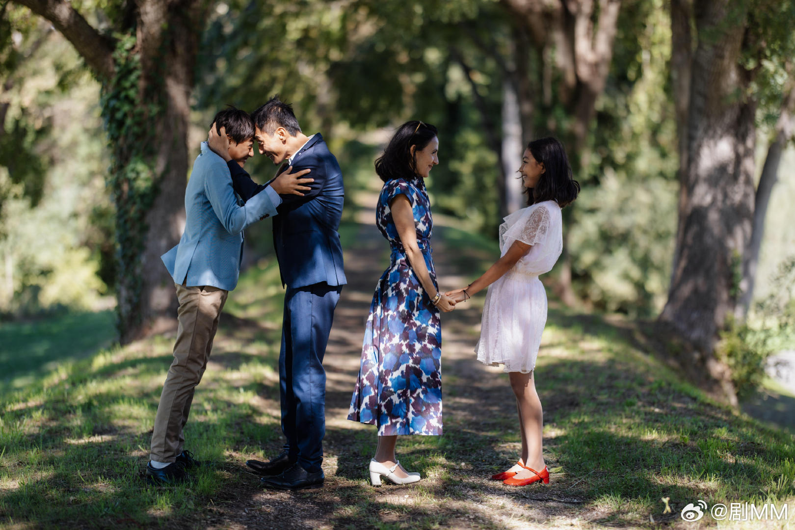 安娜晒全家福为刘烨庆生安娜晒照为刘烨庆生 安娜晒全家福为刘烨庆生，诺一这颜值完全