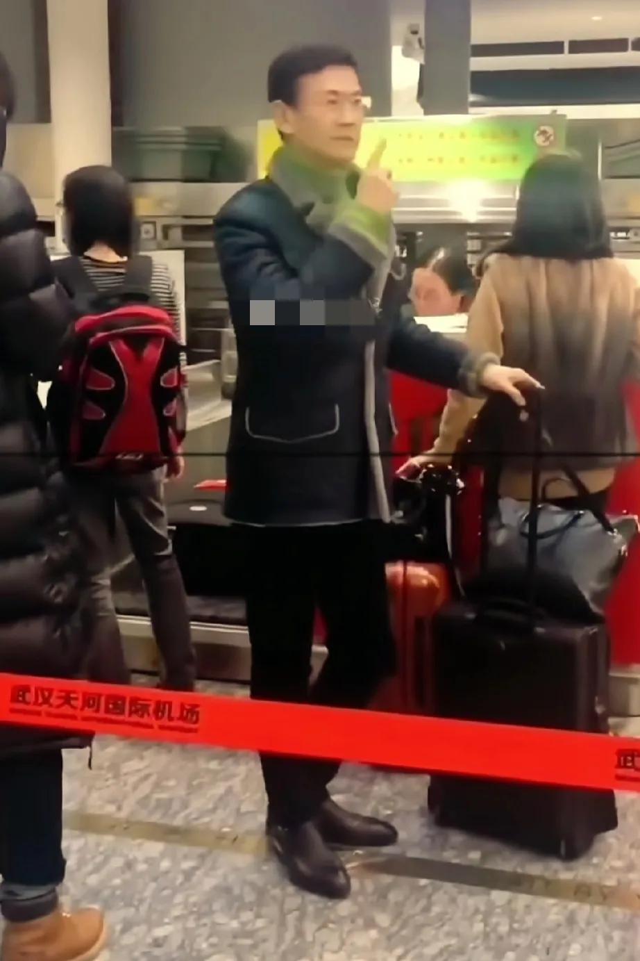 郑少秋真的是帅，76岁了身材依旧挺拔
真的是把风流倜傥英俊潇洒演绎得淋漓尽致
最