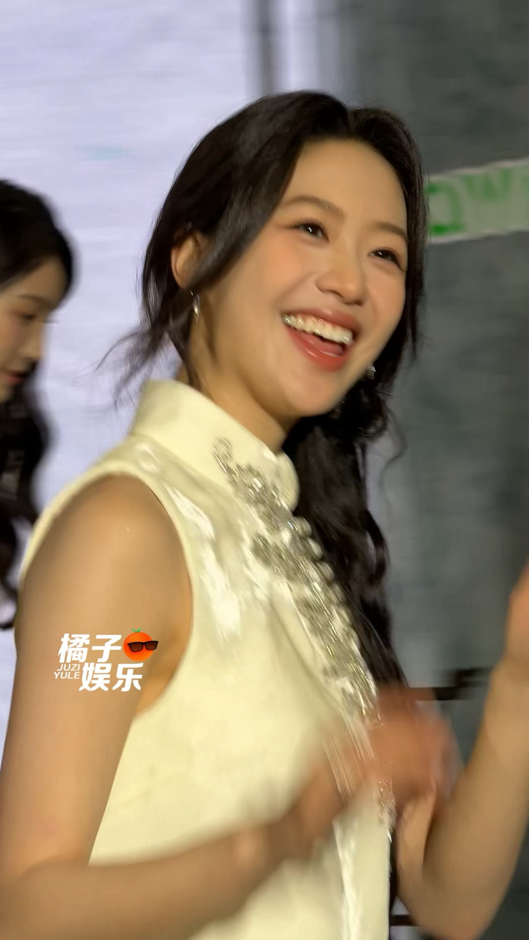 投送一个退场打招呼的向涵之，好美好明媚啊！ ​​​