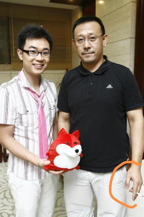 这张合影拍摄于2010年，是《让子弹飞》宣传期间，大鹏当时在搜狐娱乐做访谈主持，