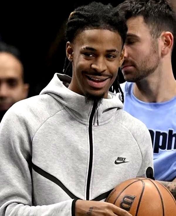 26岁的莫兰特，嘲笑35岁的克莱•汤普森，是个废物，不行了。
他忘了自己这个年纪