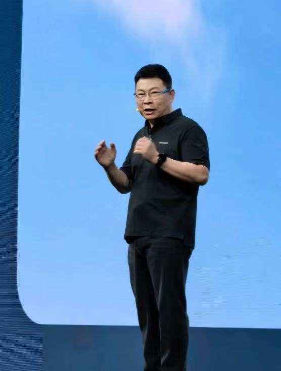 鸿蒙成为中国第二大智能手机系统发展成果斐然，稳居行业第二梯队。始终保持进取姿态，