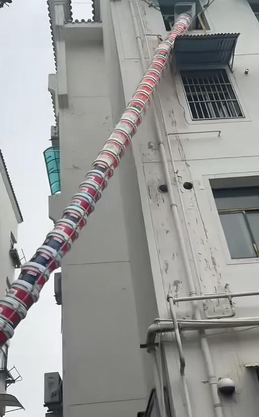 安徽，一男子每天都得搬运建筑垃圾，累的直不起腰，后来在妻子的提醒下，他灵机一动，