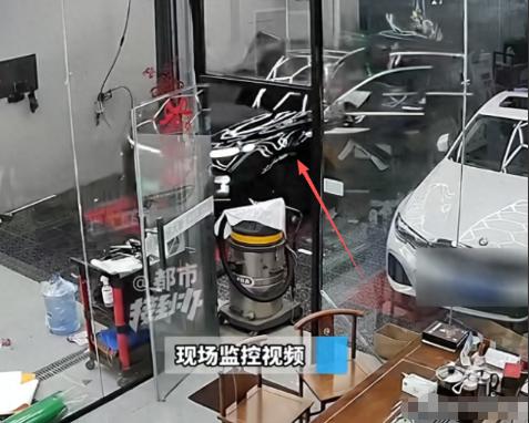 河南郑州，王先生花32万买了新车，上好牌后送去贴膜店。他和妻子正准备吃饭时，接到