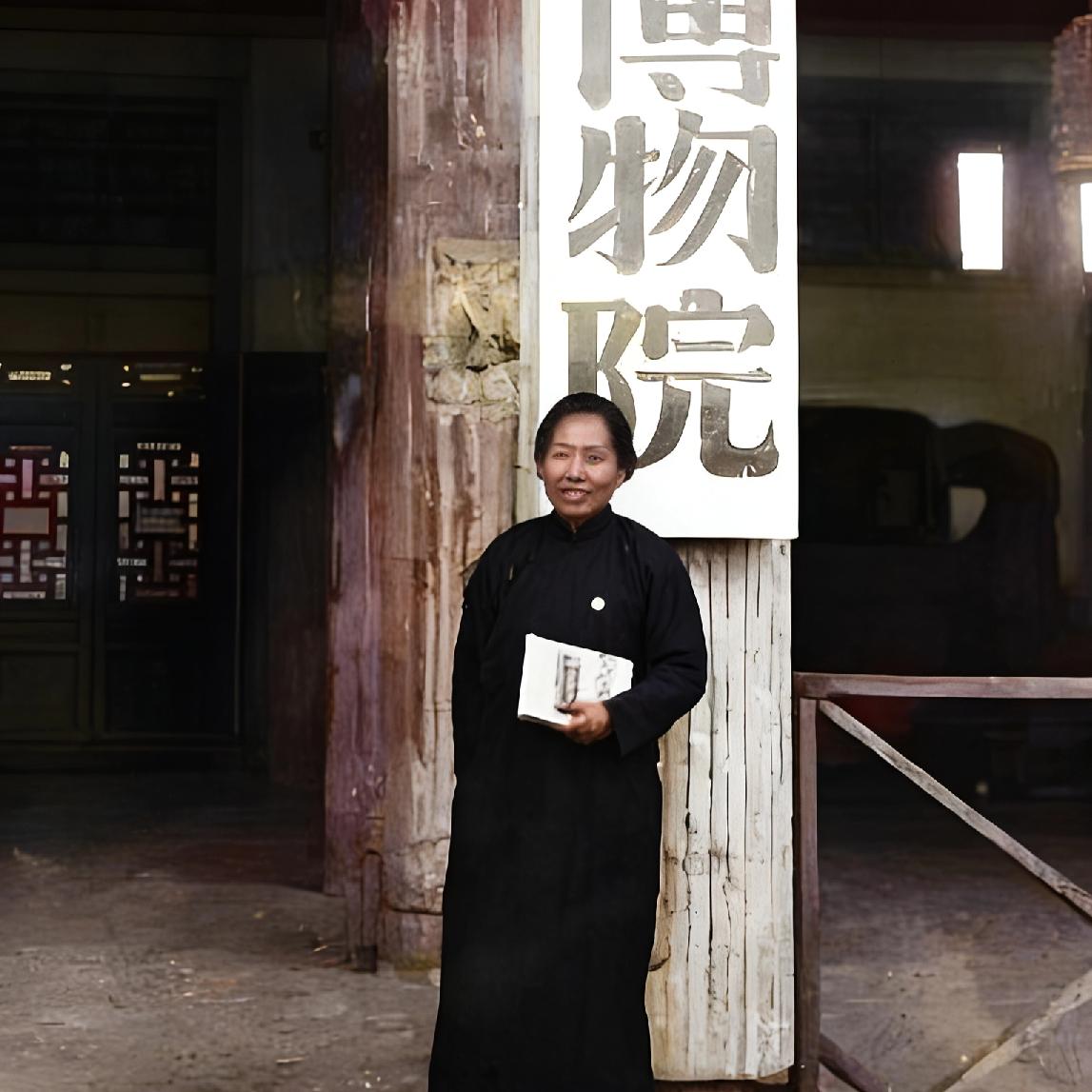 1950年，曾昭燏院长在南京博物院门口，一张罕见的合影，当时的她刚调到南博工作不